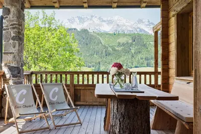 Ein allgemeiner Bergblick oder ein Berglick von des Chalets aus
