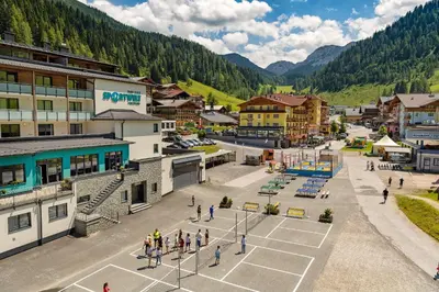 Ein allgemeiner Bergblick oder ein Berglick von des Hotels aus