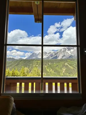 Ein allgemeiner Bergblick oder ein Berglick von der Ferienwohnung aus