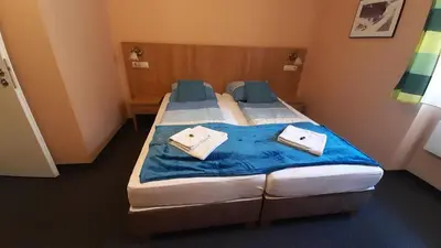 Ein Bett oder Betten in einem Zimmer der Unterkunft Jasmin Pension Central Location Shared Kitchen Pet Friendly