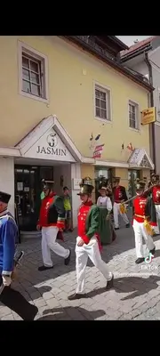 Gäste, die in der Unterkunft Jasmin Pension Central Location Shared Kitchen Pet Friendly übernachten