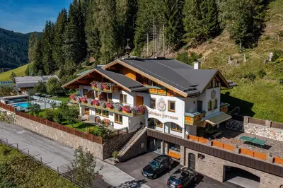 Ein allgemeiner Bergblick oder ein Berglick von der Pension aus