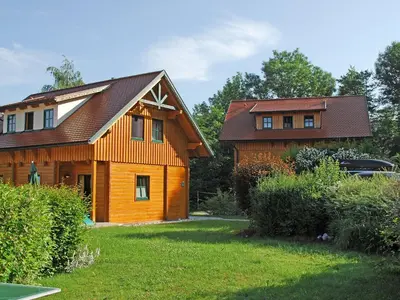 Das Gebäude in dem sich das Ferienhaus befindet