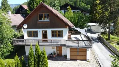 Das Gebäude in dem sich das Ferienhaus befindet