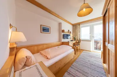 Ein Bett oder Betten in einem Zimmer der Unterkunft Alpenhof