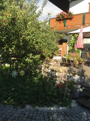 Ein Garten an der Unterkunft Pension Wieser 