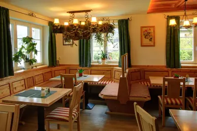 Ein Restaurant oder anderes Speiselokal in der Unterkunft Landgasthof zum Betenmacher