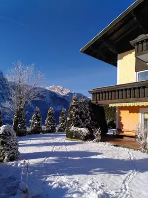 Ein allgemeiner Bergblick oder ein Berglick von der Ferienwohnung aus