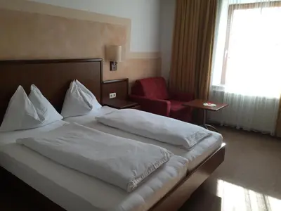 Ein Bett oder Betten in einem Zimmer der Unterkunft Gasthof Fruhstorfer