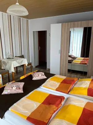 Ein Bett oder Betten in einem Zimmer der Unterkunft Gasthaus Zum Stadtwald