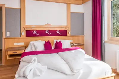 Ein Bett oder Betten in einem Zimmer der Unterkunft Hotel Rösslhof