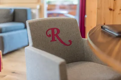 Ein Sitzbereich in der Unterkunft Hotel Rösslhof