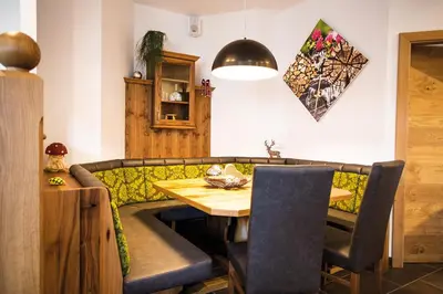 Ein Sitzbereich in der Unterkunft Pension Schönberger