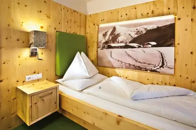 Ein Bett oder Betten in einem Zimmer der Unterkunft Landhotel Alpenhof Filzmoos