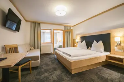 Ein Bett oder Betten in einem Zimmer der Unterkunft Familienhotel Botenwirt