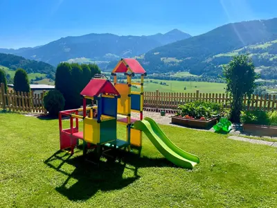 Ein Kinderspielbereich in der Unterkunft Haus Bodenwinkler