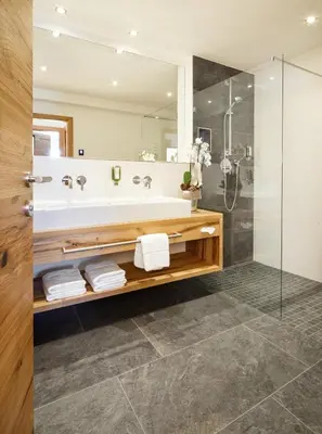 Ein Badezimmer in der Unterkunft Hotel Almschlössl & Schrotteralm