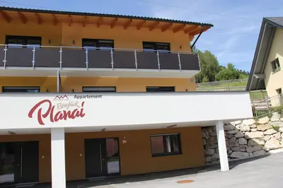 Das Gebäude in dem sich das Ferienhaus befindet