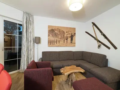 Ein Sitzbereich in der Unterkunft Apartment Alpendorf near Ski Slopes