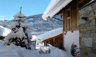 Ein allgemeiner Bergblick oder ein Berglick von des Chalets aus