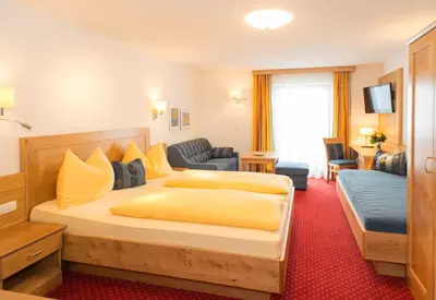 Ein Bett oder Betten in einem Zimmer der Unterkunft Landhotel Kielhuberhof