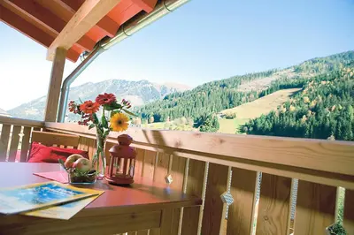 Ein allgemeiner Bergblick oder ein Berglick von des Hotels aus