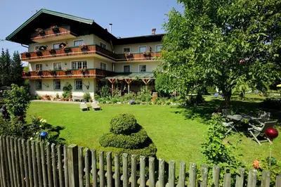 Ein Garten an der Unterkunft Frühstückspension Huber