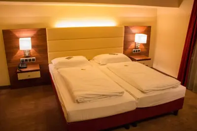 Ein Bett oder Betten in einem Zimmer der Unterkunft SCHÖNIS-Landhotel