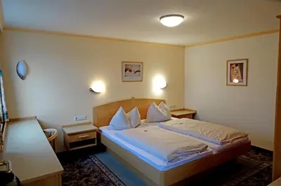 Ein Bett oder Betten in einem Zimmer der Unterkunft Premium Wanderhotel Steirerhof