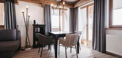 Ein Sitzbereich in der Unterkunft Hotel Oberforsthof