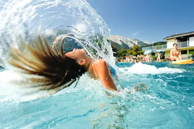 Der Swimmingpool an oder in der Nähe von Gasthaus-Landhotel Traunstein