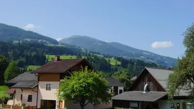 Ein allgemeiner Bergblick oder ein Berglick von der Ferienwohnung aus
