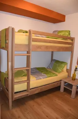 Ein Etagenbett oder Etagenbetten in einem Zimmer der Unterkunft Gut Maierlehen