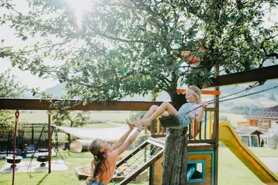 Ein Kinderspielbereich in der Unterkunft Bauernhofurlaub Sinnhubgut