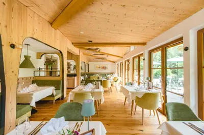Ein Restaurant oder anderes Speiselokal in der Unterkunft Landhotel Hochlackenhof