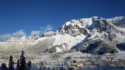 Ein allgemeiner Bergblick oder ein Berglick von des Bed & Breakfasts aus