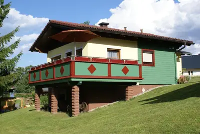 Das Gebäude in dem sich das Ferienhaus befindet
