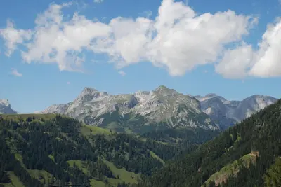 Ein allgemeiner Bergblick oder ein Berglick von des Hotels aus