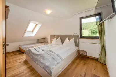 Ein Bett oder Betten in einem Zimmer der Unterkunft Naturchalet Höflehner - Heimgefühl & Ruhelage an Loipe & Wanderweg