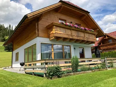 Ein Garten an der Unterkunft Sonnenchalet 2 im Salzburger Lungau