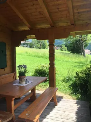 Ein Garten an der Unterkunft Jagdhütte