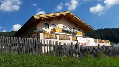 Das Gebäude in dem sich die Ferienwohnung befindet