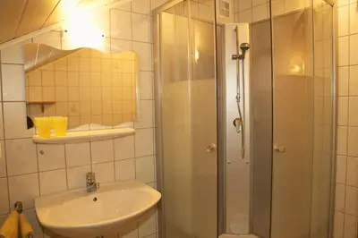 Ein Badezimmer in der Unterkunft Haufhof-Pension am Bauernhof, Haus im Ennstal bei Schladming