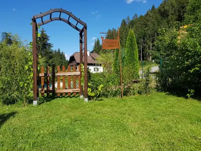 Ein Garten an der Unterkunft Holzhaus in Hinterstoder