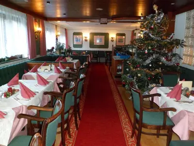Ein Restaurant oder anderes Speiselokal in der Unterkunft Pension Grünauhof