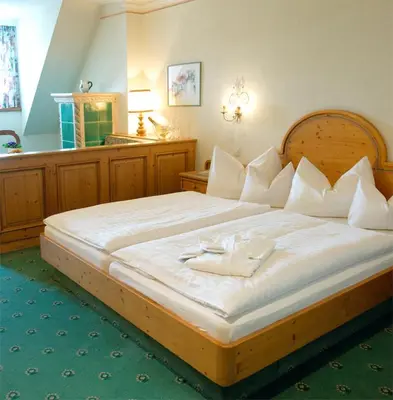 Ein Bett oder Betten in einem Zimmer der Unterkunft Landhotel Forsthof