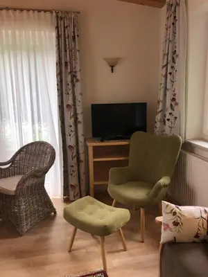 Ein Sitzbereich in der Unterkunft Waldhaus