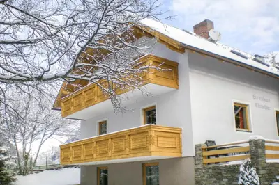 Das Gebäude in dem sich das Ferienhaus befindet
