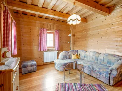 Ein Sitzbereich in der Unterkunft Chalet Steiners Blockhütte by Interhome