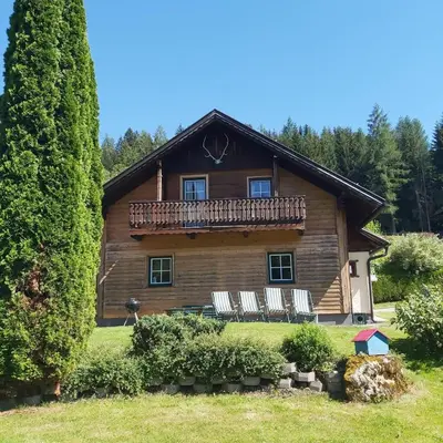 Ein Garten an der Unterkunft Haus Sonnenalm